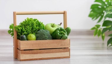 Kırsal ahşap bir sandıkta taze sebzeler ve meyveler..