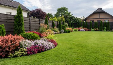 Manikürlü Yeşil Çim ve Renkli Toprak Çalıları ile Bahçe Bahçesi.