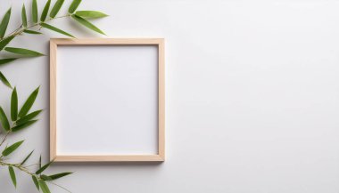 Tahta Resim Çerçevesi ve Yeşil Yapraklar Dokulu Duvarda ve Boşluğu Kopyala.