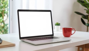 Boş Beyaz Ekran ile Modern Laptop Mockup. Not Defteri Bilgisayarının UI / UX Sunum ve Reklamları için Boş Görünüm Şablonu.