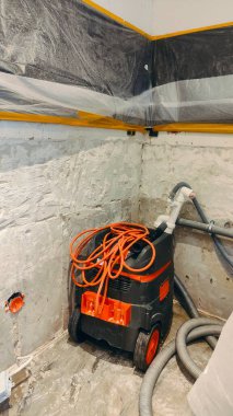 Küfle savaşıyorum. Duvarların söküldüğü bir odanın köşesindeki yenileme sahnesi kaba bir şekilde bitiriliyor. Merkezde büyük profesyonel bir elektrikli süpürge duruyor.. 