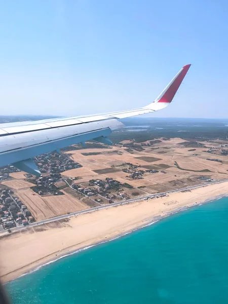 İniş ya da tırmanış sırasında resim gibi bir sahil ve turkuaz deniz manzarası.