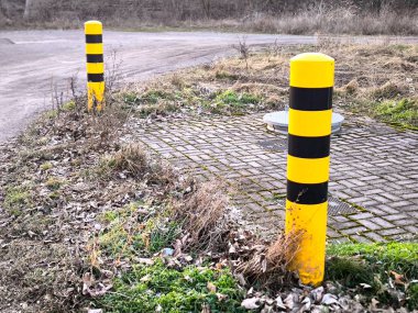 Güvenlik ve trafik kontrolü için parlak renkli trafik lambaları yerleştirildi. Sanayi bölgesi, bölgenin işaretlenmesi ve korunması.