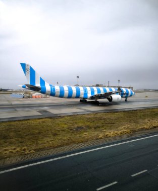 Frankfurt, Almanya - 21 Şubat 2026: Özel mavi çizgili kuyruğu ile bir Condor Airlines jeti kalkışa hazırdır..