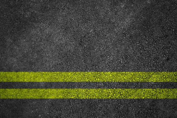 Textura de camino de asfalto con tira amarilla — Foto de Stock