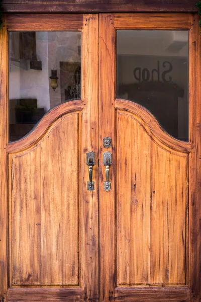 Дверь в дом из дерева — стоковое фото
