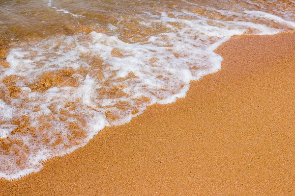 Ola suave del mar en la playa de arena — Foto de Stock