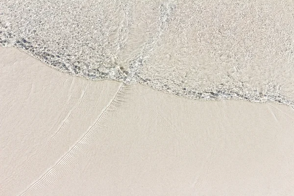 Κύμα της θάλασσας στην παραλία της άμμου — Φωτογραφία Αρχείου