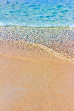 Deniz dalgası kumsalda