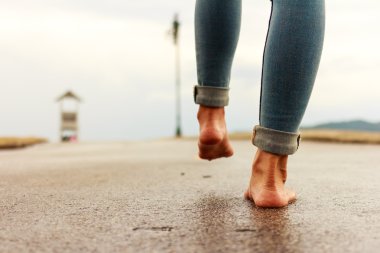 Eğleniyor sokakta yağmur sonrası kadın.