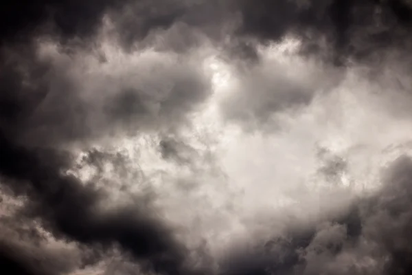 Σκούρα σύννεφα καταιγίδας — Φωτογραφία Αρχείου