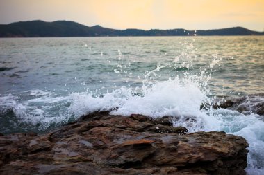 Su sıçramasına. Berrak deniz suyuna karşı roc dayak