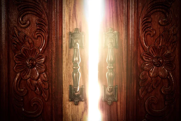 Luz da porta aberta — Fotografia de Stock