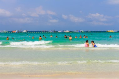 Pattaya ,21 Ocak : Turistler Koh La denizinde yüzüyor