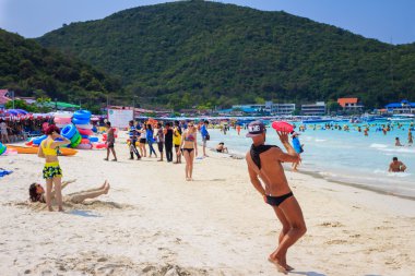 Pattaya ,21 Ocak : Turistler Koh La denizinde yüzüyor