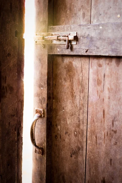 빛나는와 오래 된 어두운 방에서 문을 닫. — 스톡 사진