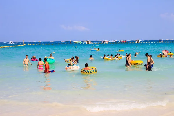 ПАТТАЯ, 13 ЯНВАРЯ: Туристы купаются в море Ко Ла (Koh La) — стоковое фото