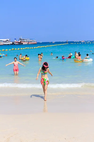 PATTAYA, JANEIRO 13: Turistas estão nadando no mar de Koh La — Fotografia de Stock