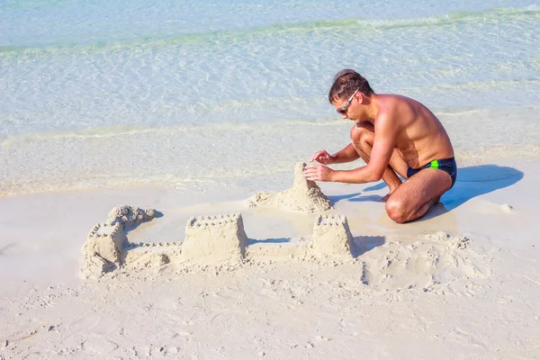 PATTAYA, JANEIRO 13: os jovens constroem um castelo de areia na Trópica — Fotografia de Stock