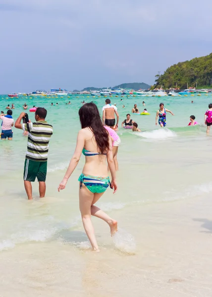 PATTAYA, JANEIRO 21: Turistas estão nadando no mar de Koh La — Fotografia de Stock