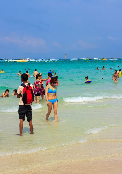 PATTAYA, JANEIRO 21: Turistas estão nadando no mar de Koh La — Fotografia de Stock