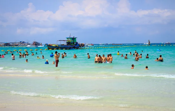 ПАТТАЯ, 21 ЯНВАРЬ: Туристы купаются в море Ко Ла (Koh La) — стоковое фото