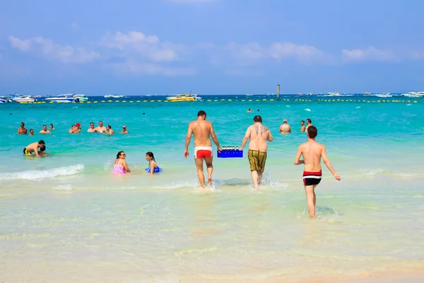 PATTAYA, JANEIRO 21: Turistas estão nadando no mar de Koh La — Fotografia de Stock