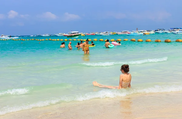 PATTAYA, JANEIRO 21: Turistas estão nadando no mar de Koh La — Fotografia de Stock