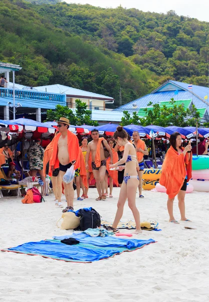 PATTAYA, JANEIRO 21: Turistas estão nadando no mar de Koh La — Fotografia de Stock