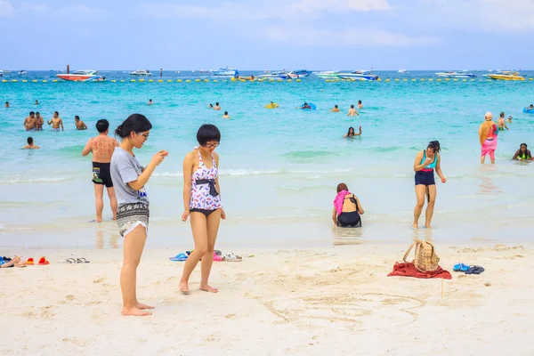 ПАТТАЯ, 21 ЯНВАРЬ: Туристы купаются в море пляжа острова Ко Ларн (Koh Larn Island beach) в городе Паттайя (Pattaya City) 21 января 2016 года, остров Ко Ларн (Koh Larn) самый известный город Паттайя (Pattaya Chonburi), Таиланд . — стоковое фото