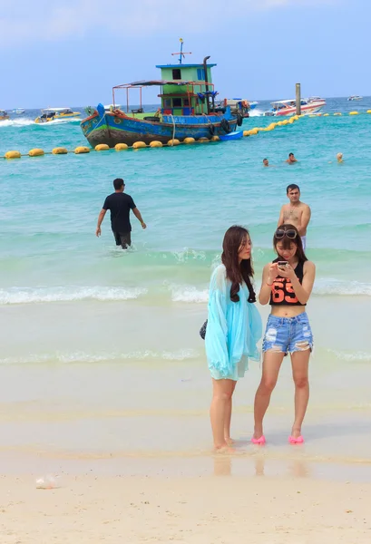 Pattaya, januari 21: turister simmar i havet av Koh La — Stockfoto