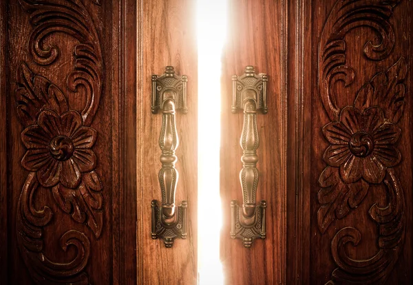 開いたドアの光 ストック画像