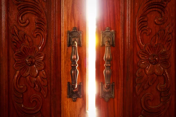 開いたドアの光 ロイヤリティフリーのストック写真