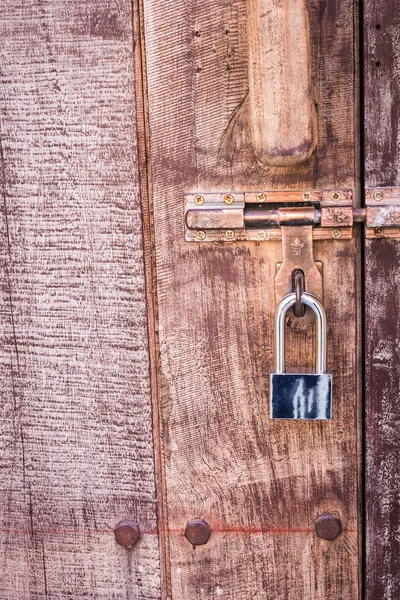 Stara kłódka na drewnianych drzwiach — Zdjęcie stockowe