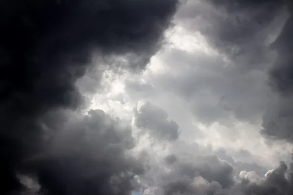 Μαύρα σύννεφα - μεγάλη φουρτούνα — Φωτογραφία Αρχείου