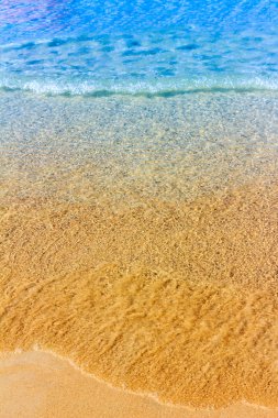 Yavaşça ve güzel sıçramasına dalgalar ile Sahil.