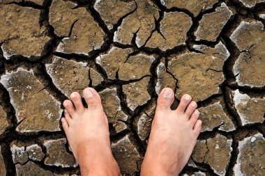 Kuru toprak üzerinde çıplak insan barefeet