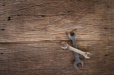 Ahşap arkaplanda araçlar.