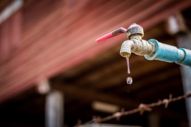 eski paslı dokunun su sızdırıyor