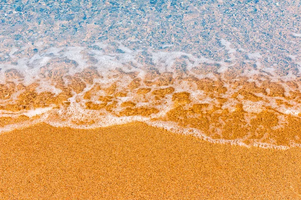 Costa con olas salpicando suavemente y maravillosamente . — Foto de Stock