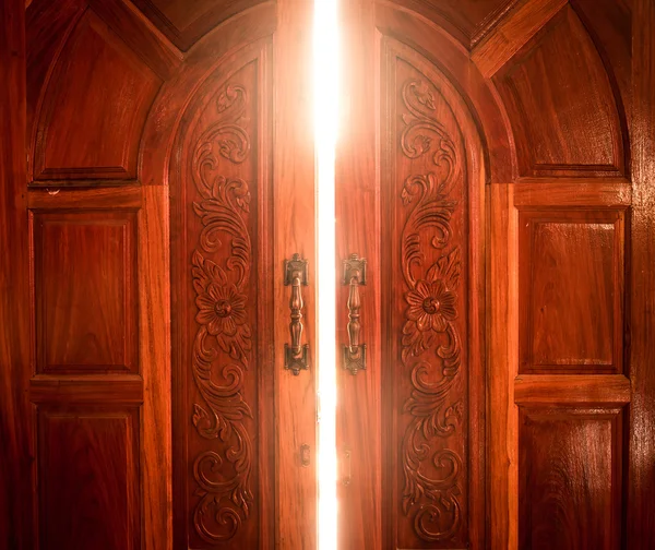 La luce della porta aperta mostra la porta al successo — Foto Stock