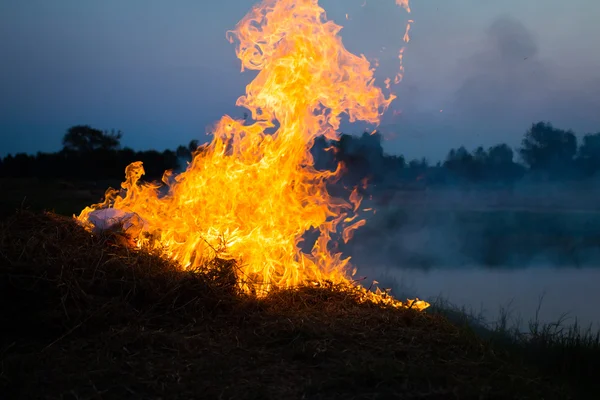 Gras brand avond dag natuurramp risico. — Stockfoto