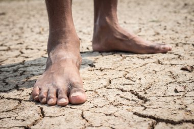 Genç adam Kuru toprak