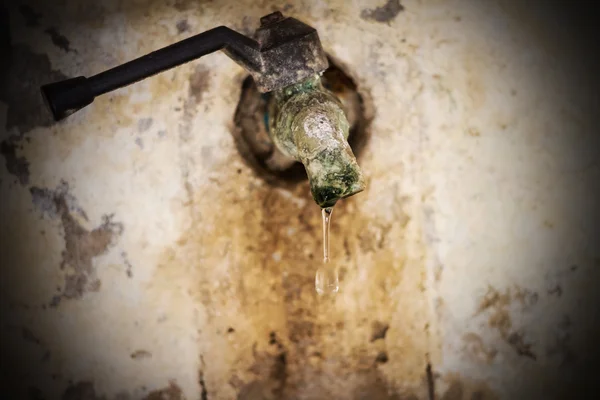 Старий іржавий кран витікає вода — стокове фото
