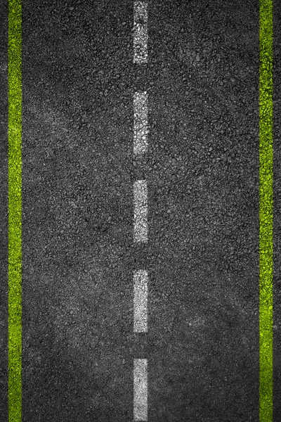 Textura del camino con dos rayas amarillas y rayas blancas discontinuas — Foto de Stock