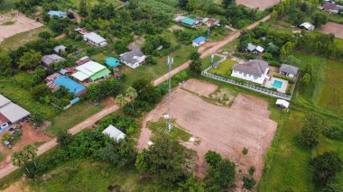 Köyde kullanılan yüksek açılı telefon direği.