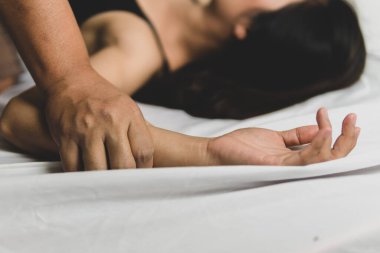 Cinsel istismar bir sorun veya sosyal konular konseptidir. Tecavüz ve cinsel istismar için bir kadının elini tutan erkek, tecavüz ve cinsel taciz kavramı için el ele tutuşan erkek..