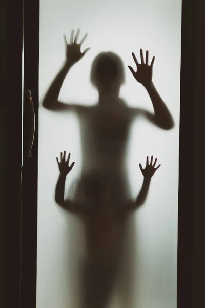 Anne Çocuğun Gölgesi Mat Camın Arkasında Bulanık Vücut Yumuşak Odak — Stok fotoğraf