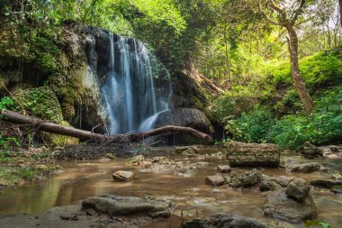 Yağmur mevsiminde güzel şelale, Tayland