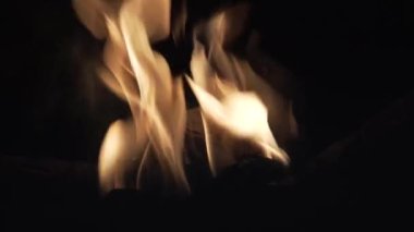 Siyah arkaplanda yanan bir alev